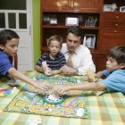 Desempolvar juegos de mesa para compartirlos en familia, es oportuno.