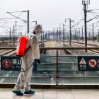 WUHAN. Un trabajador sanitario recorre un área urbana desinfectando espacios públicos en esta ciudad china.