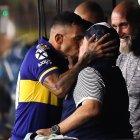 Diego Armando Maradona y Carlos Tévez empezaron el partido de Boca ante Gimnasia con una muestra de cariño.