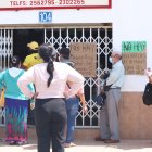 Aglomeración. Decenas de personas repletaron las farmacias en busca de medicamentos.