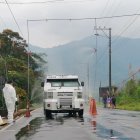 El arco de desinfección porque el deben pasar los vehículos en el puesto de control.