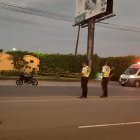 Agentes de tránsito de Babahoyo bloquearon el ingreso a las ambulancias que llevaban pacientes con coronavirus.