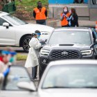 Médicos y voluntarios del Children"s National Hospital examinan a los niños, que llegaron con una referencia médica, por el coronavirus en un sitio de prueba de manejo en Washington DC, capital de Estados Unidos.