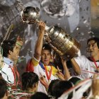 Patricio Urrutua levanta el trofeo de la Copa Libertados. Es el momento más grande en la historia del albo.