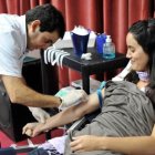Una persona dona sangre en la Cruz Roja.