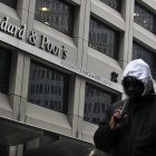 La firma emitió un comunicado este 25 de marzo de 2020, en el que anunciaba la degradación de la calificación de la deuda ecuatoriana.