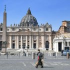 ROMA. Una mujer atraviesa la plaza San Pedro, en silencio absoluto, ante la cuarentena que se impone en Italia por el coronavirus.