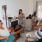 Las familias aprovechan en momento para leer la biblia, jugar y realizar juntos diversas actividades.
