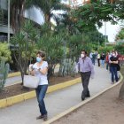La fila en las afueras del supermercado del centro comercial Los Ceibos en el norte de Guayaquil.