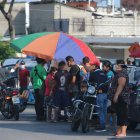 Martha de Roldós. En la foto se ve a un niño y una persona que se han bajado la mascarilla, además nadie se preocupa por poner un metro de distancia,
Agencia (ag-extra)