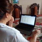 Mary Torres, maestra de quinto básico, labora desde su casa en la modalidad de teletrabajo.