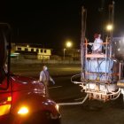 Acción. Bomberos de Guayaquil participan en el proceso de fumigación.