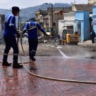 Actividad. Personal de Emaseo efectúa tareas de lavado y limpieza en sitios recuperados de vendedores informales.