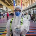 CARACAS. Un trabajador sanitario posa mientras hace guardia este jueves, en el Aeropuerto Internacional Simón Bolívar de Maiquetía, en La Guaira.