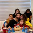 Gabriela con su esposo Dalo, quien cumplió 38 años y sus hijos.