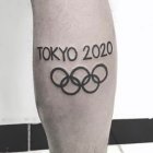 El fondista Derlis Ayala (Paraguay) pide ayuda para cambiar su tatuaje.