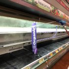 El supermercado se vio obligado a botar todos los alimentos por precaución.