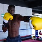 Abel Mina, boxeador de Puerto Quito, entrena en su casa.
