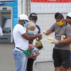 Los vendedores informales laboran por cuarentena en la entrada de la 8.