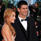 El tenista serbio y su esposa Jelena lideran la iniciativa que busca ayuda a la pelea de ese país contra la pandemia