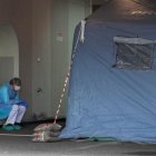 Un médico en la zona de pretriaje, para todos los pacientes, durante una visita guiada a la nueva sala destinada alCovid-19 del hospital Tor Vergata en Roma, Italia.