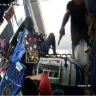 El antisocial dispara al conductor en el estómago.