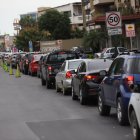 La fila de carros para el auto servicio para hacerse la prueba del coronavirus.