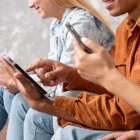 Las relaciones sociales se pueden mantener activas por medio de la tecnología.