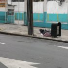 La Policía esperaba el levantamiento del cadáver.