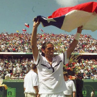 El tenista chileno ondea la bandera chilena en 1998, tras vencer a Agassi y coronarse campeón del Open de Miami, título que le dio el puntaje necesario para escalar al # 1 del mundo.