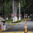 La falta de pequeñas unidades de negocios en las urbanizaciones cerradas obliga a los residentes a acudir a centros de alta congregación.