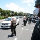 Militares y policías efectúan los controles por las medidas dispuestas por el gobierno para contener el coronavirus
