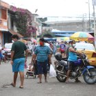 A la hora de salir a comprar la comida la medidas de bioseguridad se llevan a medias.