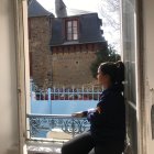 La profesora Emilene Aguayo aguarda fecha de retorno en Francia. Siete estudiantes viajaron con ella.