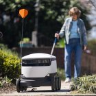 Robots atienden los pedidos a domicilio en un espacio de Washington.