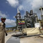 El desplome del precio del petróleo es uno de los factores que complican a la situación económica de Ecuador.