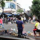 La venta informal en la bahía resurge ante la falta de ingresos de los vendedores.