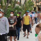 Mercados. Las compras en los mercados y supermercados se hacen obligadamente con uso de   mascarillas. Muchos también optan por ponerse guantes.