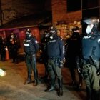 Efectivos de la Policía participaron la madrugada de este 31 de marzo en un operativo cumplido en el Mercado Las Cuadras de Quito.