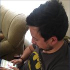 Jhonatan Pérez revisa desde Lima los reportes diarios que presenta el Gobierno ecuatoriano.