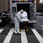 NUEVA YORK. Una ambulancia traslada a un posible contagiado con el coronavirus hasta el hospital Mount Sinai.
