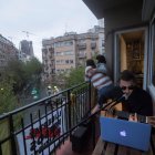 BARCELONA. Un músico ofrece a sus vecinos un concierto desde su balcón en el decimosexto día de aislamiento.