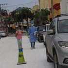 Situación. A lo largo de la semana se registraron largas filas de automotores en los exteriores del laboratorio principal de Interlab en Guayaquil.