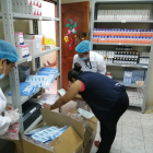 Desde la planta central del Seguro Social Campesino en Quito se arman los kits para enviar a las 24 provincias