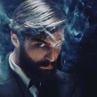 El austriaco Robert Finster (36), protagonista de la serie, puede ser desconocido para muchos, pero en realidad cuenta con una importante trayectoria en cine, teatro, series de televisión y música.