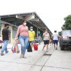 Los clientes del mercado de Sauces 9 no hallan muchos productos.