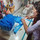 Las mascarillas y otros productos se fabrican en casa.