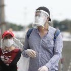 Ciudadanos en Guayaquil toman precauciones al salir de casa ante la presencia del virus.