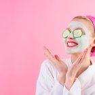 La exfoliación elimina las células muertas de la piel, evita la aparición de manchas y mejora la textura de la piel.