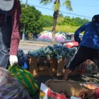 En las aceras instalan sus cajas de cartón llenas de frutas para vender a los conductores que se detienen en el semáforo en rojo.